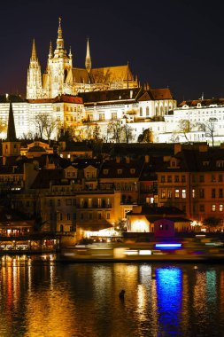 Prag, Çek Cumhuriyeti - 19 Kasım 2019: Prag 'da gece vakti St. Vitus Katedrali' nin görüntüsünü silen manzara
