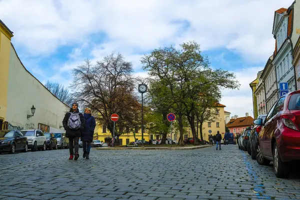 Praga Czechy Listopada 2019 Wizerunek Samochodów Zaparkowanych Przy Ulicy Pragi — Zdjęcie stockowe