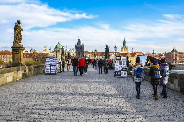 Czech Republic 2019年11月20日プラハのカレル橋を歩く観光客のイメージ — ストック写真