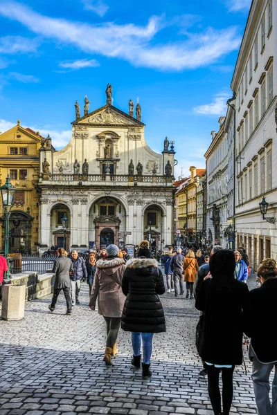 Czech Republic 2019年11月20日プラハの聖サルヴァトール教会近くの人々のイメージ — ストック写真