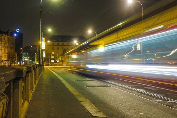 捷克共和国布拉格 2019年11月20日 布拉格夜间交通图像 — 图库照片