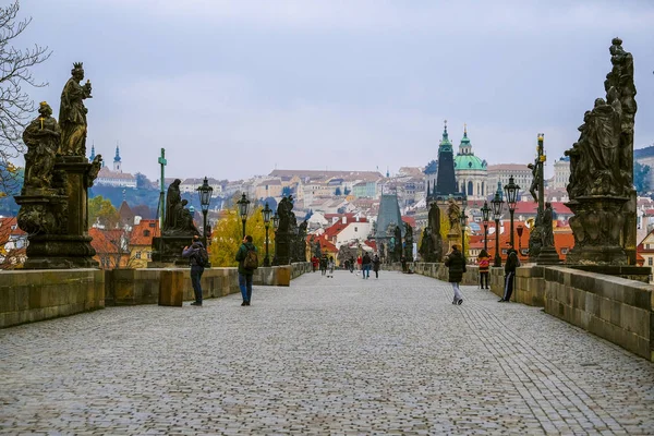 Czech Republic 2019年11月20日プラハのカレル橋を歩く観光客のイメージ — ストック写真