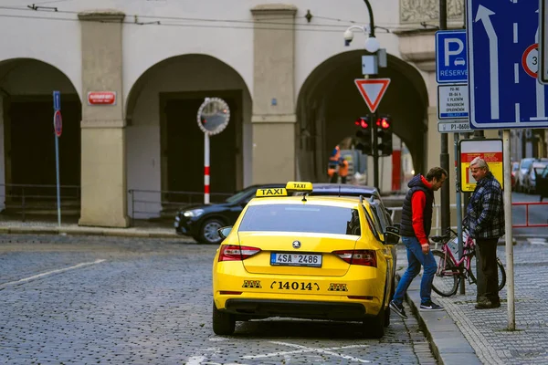 Prag Tjeckien November 2019 Bild Parkerad Taxibil Gata Prag — Stockfoto