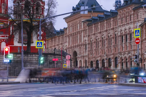 Moscow Russia October 2019 Image Pedestrians Crossing Moscow Street Evening — Stock Photo, Image