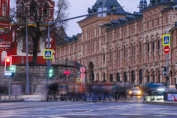 Moscou Rússia Outubro 2019 Imagem Pedestres Atravessando Rua Moscou Noite — Fotografia de Stock