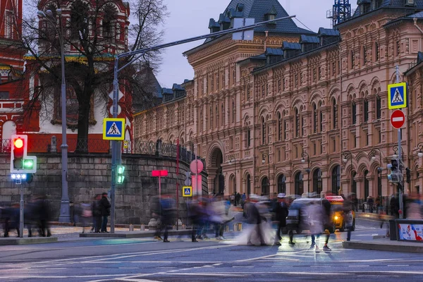 Москва Россия Октября 2019 Года Изображение Пешеходов Пересекающих Москву Вечером — стоковое фото