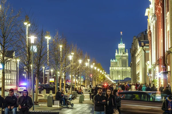 Moscou Rússia Novembro 2019 Imagem Pedestres Uma Rua Noturna Moscou — Fotografia de Stock