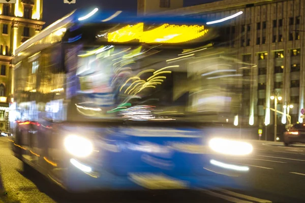 一辆公共汽车夜间在莫斯科行驶的模糊图像 — 图库照片