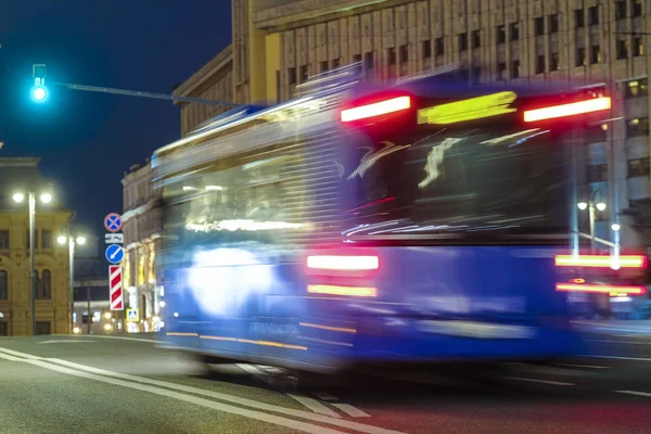 Μόσχα Ρωσία Οκτώβριος 2019 Εικόνα Λεωφορείου Νυχτερινό Δρόμο Στη Μόσχα — Φωτογραφία Αρχείου