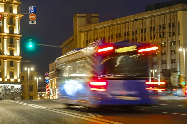 Wazig Beeld Van Een Bus Die Nachts Moskou Reist — Stockfoto