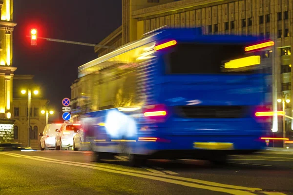 一辆公共汽车夜间在莫斯科行驶的模糊图像 — 图库照片