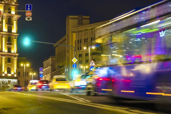 Zamazany Obraz Autobusu Podróżującego Nocą Moskwie — Zdjęcie stockowe