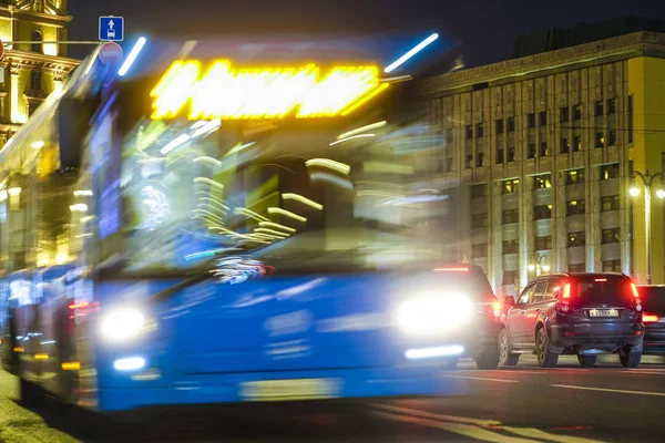 Moscou Rússia Outubro 2019 Imagem Ônibus Uma Rua Noturna Moscou — Fotografia de Stock