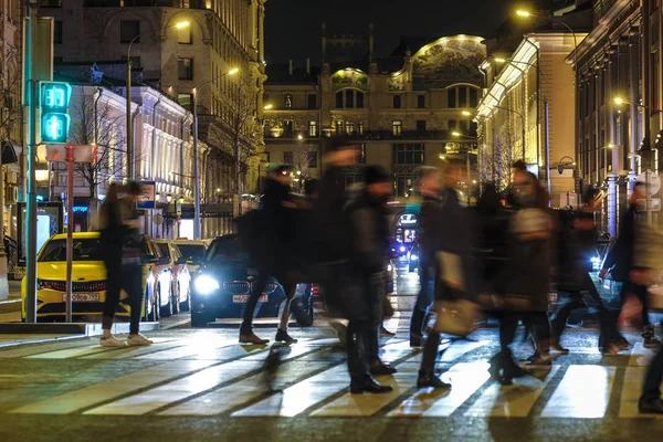 Moscou Rússia Outubro 2019 Imagem Pedestres Atravessando Rua Moscou Noite — Fotografia de Stock