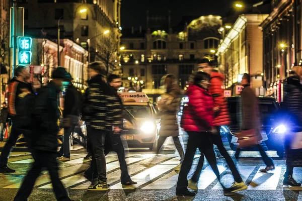 Moscou Rússia Outubro 2019 Imagem Pedestres Atravessando Rua Moscou Noite — Fotografia de Stock