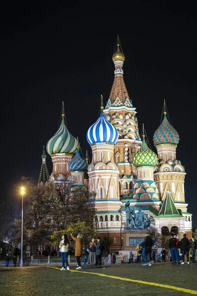 Moskwa Rosja Październik 2019 Wizerunek Turystów Spacerujących Nocą Placu Czerwonym — Zdjęcie stockowe