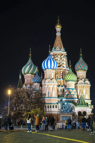 Moscou Rússia Outubro 2019 Imagem Turistas Caminhando Pela Noite Praça — Fotografia de Stock