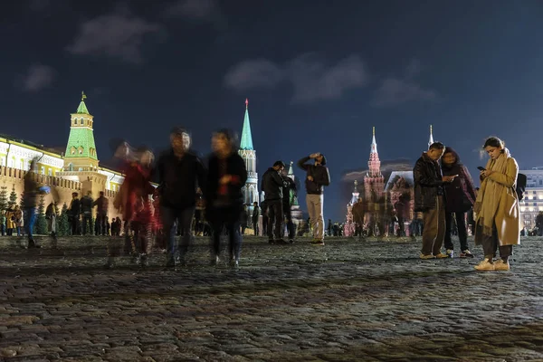 Moscou Rússia Outubro 2019 Imagem Turistas Caminhando Noite Praça Vermelha — Fotografia de Stock