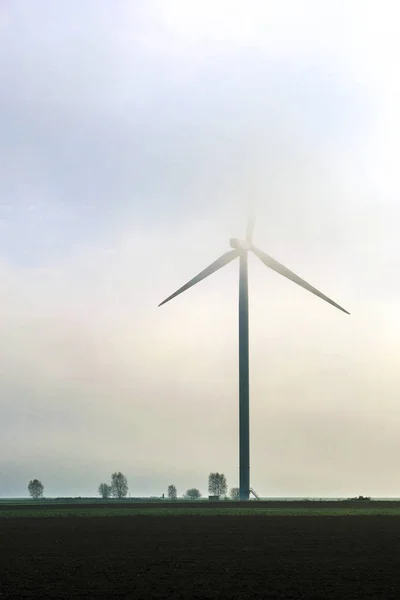 霧の中の風車のイメージは — ストック写真