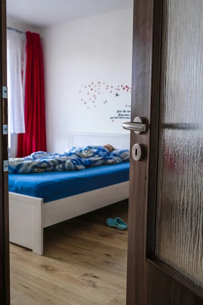 捷克共和国布拉格 2019年11月18日 通过半开着的门看卧室的图像 — 图库照片