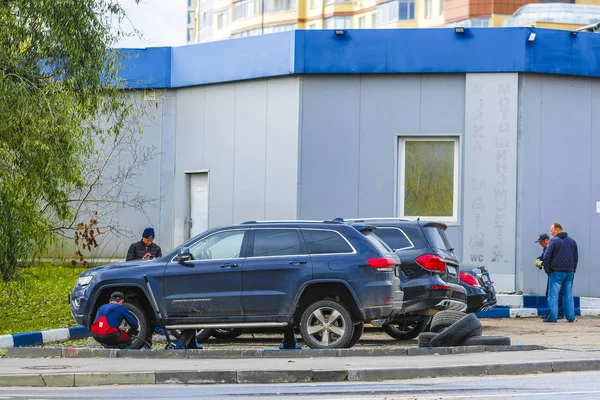 Москва Россия Ноября 2019 Года Изображение Механика Меняющего Колесо Автомобиля — стоковое фото