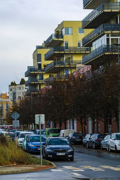 Praga Czechy Listopada 2019 Wizerunek Samochodów Zaparkowanych Przy Ulicy Pragi — Zdjęcie stockowe