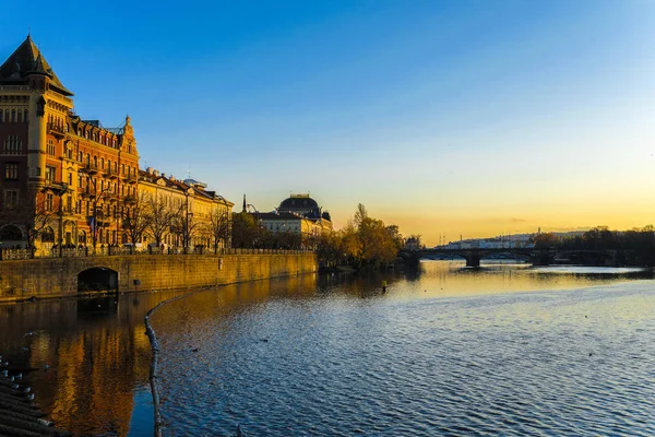 Beeld Van Dijk Van Rivier Vltava Praag Bij Zonsondergang — Stockfoto