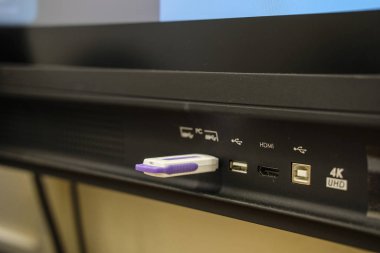 Okul sınıfında bir karatahtaya yerleştirilmiş flaş bellek görüntüsü