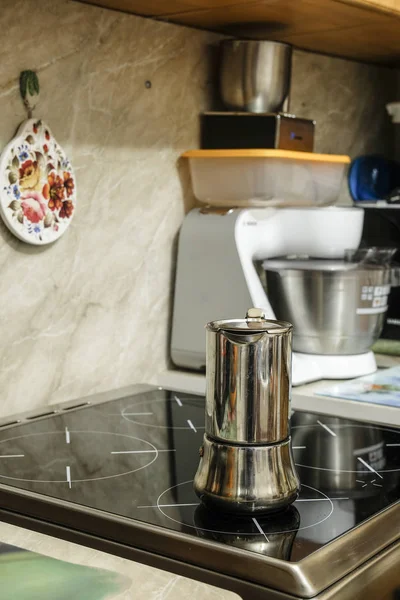 モスクワ ロシア 12月 2019 ストーブの上に立つ間欠泉コーヒーメーカーのイメージ — ストック写真