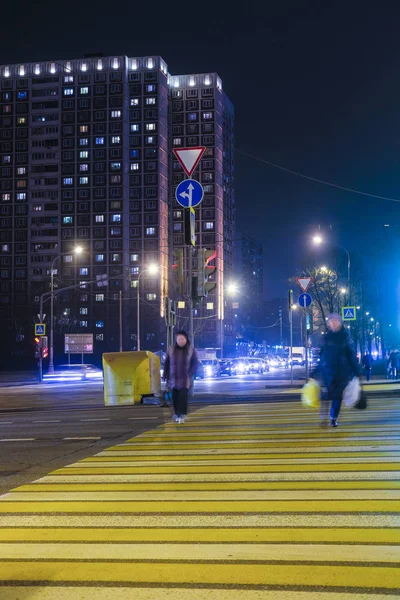 モスクワ ロシア 2019年11月30日 夜にモスクワを横断する歩行者のイメージ — ストック写真