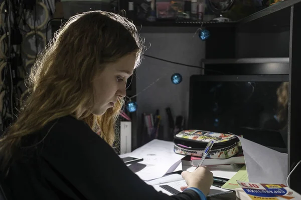 Imagem Uma Menina Fazendo Lição Casa Escola Noite — Fotografia de Stock