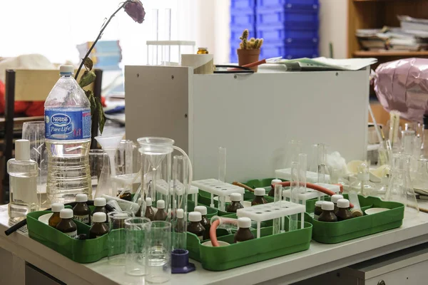 Okul Masasındaki Kimyasal Ekipman Görüntüsü — Stok fotoğraf