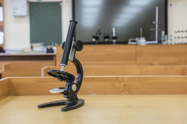 Afbeelding Van Een Microscoop Een Schoolbureau — Stockfoto