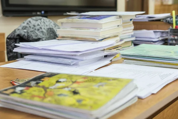 Imagen Una Pila Cuadernos Escritorio Del Profesor — Foto de Stock