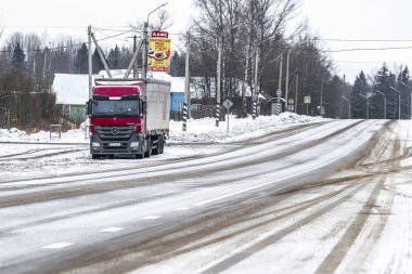 Karelia, Rusya - 6 Ocak 2020: Şiddetli kar fırtınası sırasında Karelia 'da bir otoparkta kamyon