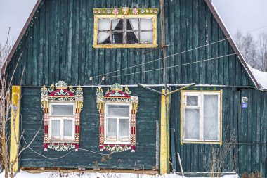 Kışın Karelia 'da küçük bir köy evi.