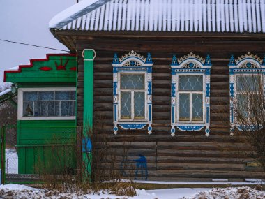 Kışın Karelia 'da küçük bir köy evi.