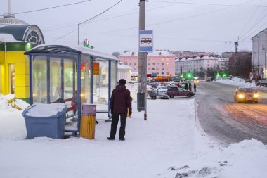 Murmansk, Rusya - 5 Ocak 2020: Murmansk, Rusya 'da bir otobüs durağının görüntüsü