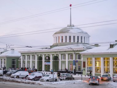 Murmansk, Rusya - 5 Ocak 2020: Murmansk, Rusya 'daki Murmansk tren istasyonunun yakınındaki bir otoparkta.