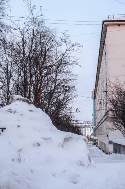 Murmansk, Rusya - 5 Ocak 2020: karlı kaldırım manzarası