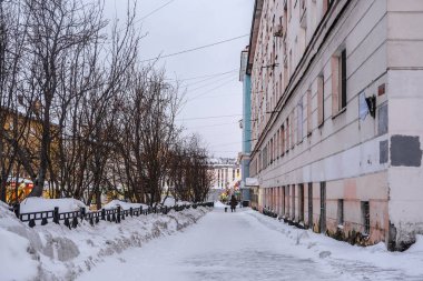 Murmansk, Rusya - 5 Ocak 2020: karlı kaldırım manzarası