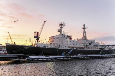 Murmansk, Rusya - 5 Ocak 2020: Nükleer enerjili buzkıran Lenin. Müze gemisi. Murmansk. - Rusya. Resim, kutup gecesinde öğlen vakti doğal ışık altında çekildi.
