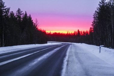 Kışın Karelia 'daki köy yolunun görüntüsüyle manzara