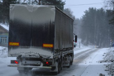 Karelia, Rusya - 6 Ocak 2020: Karelya 'da yoğun kar altında bir otoyolda kamyon