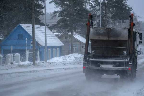 Vrachtwagen Een Snelweg Karelia Tijdens Zware Sneeuwval — Stockfoto