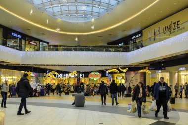 Moskova, Rusya - 19 Aralık 2019: Moskova, Rusya 'da bir süpermarketin içi