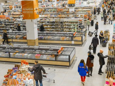 Moskova, Rusya - 19 Aralık 2019: Moskova, Rusya 'da bir süpermarketin içi
