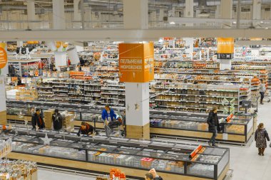 Moskova, Rusya - 19 Aralık 2019: Moskova, Rusya 'da bir süpermarketin içi