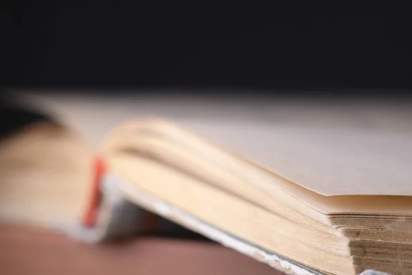 Het Beeld Van Het Oude Boek Van Dichtbij — Stockfoto