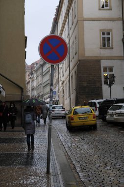Prag, Çek Cumhuriyeti - 22 Kasım 2019: Prag 'da bir caddenin görüntüsü